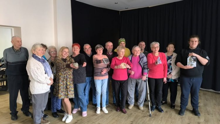 Seniorzy w bibliotece