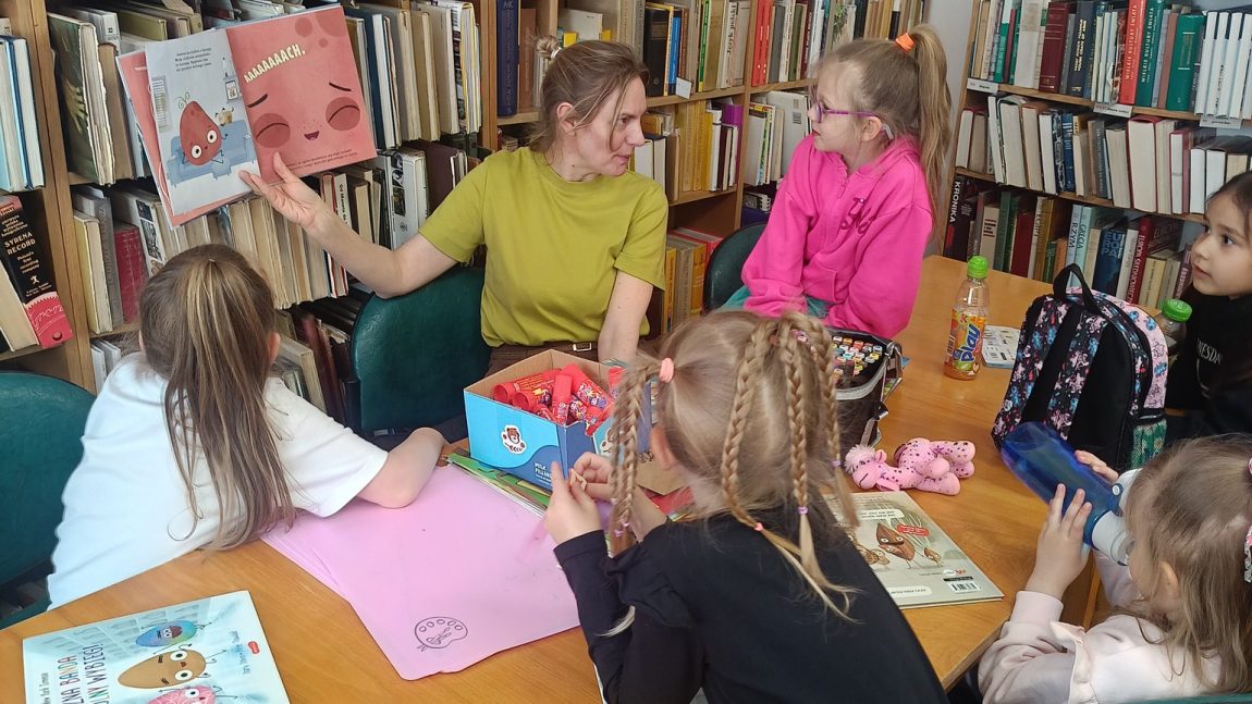 Klubik czyta serię książek „Smaczna banda”